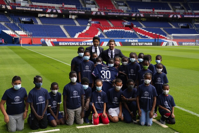 Messi ra mắt người hâm mộ PSG trên sân Parc des Princes - 6