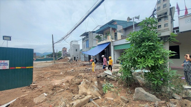 Nhà thầu thi công đường, nhiều hộ dân mất nước sinh hoạt dài ngày - 2 Nhà thầu thi công đường, nhiều hộ dân mất nước sinh hoạt dài ngày - 2