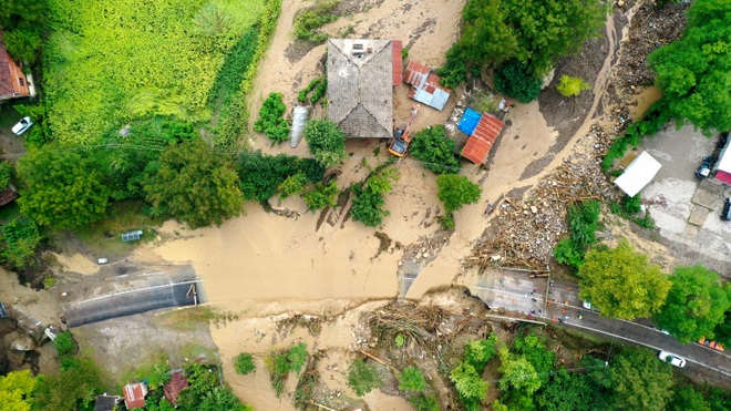 Lũ lụt nghiêm trọng làm sập nhà, cuốn trôi ô tô ở Thổ Nhĩ Kỳ - 2 Lũ lụt nghiêm trọng làm sập nhà, cuốn trôi ô tô ở Thổ Nhĩ Kỳ - 2