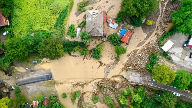 Lũ lụt nghiêm trọng làm sập nhà, cuốn trôi ô tô ở Thổ Nhĩ Kỳ - 2