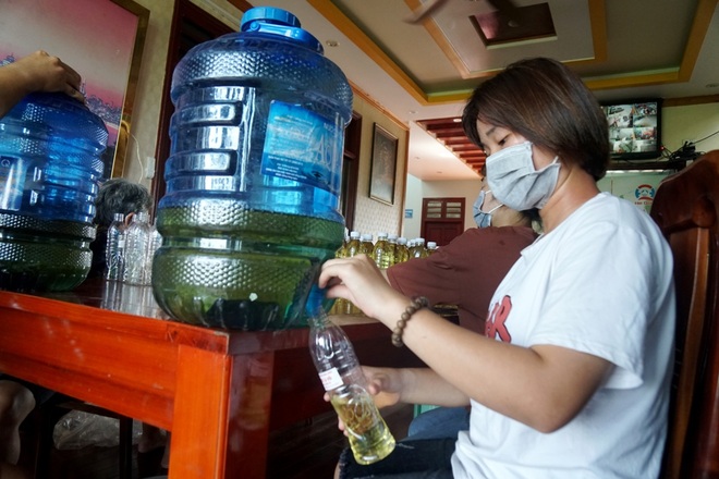 Huy động cả gia đình nấu 20.000 chai nước vối gửi vào khu cách ly - 3 Huy động cả gia đình nấu 20.000 chai nước vối gửi vào khu cách ly - 3