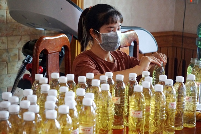 Huy động cả gia đình nấu 20.000 chai nước vối gửi vào khu cách ly - 5 Huy động cả gia đình nấu 20.000 chai nước vối gửi vào khu cách ly - 5