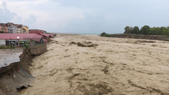 Lũ lụt nghiêm trọng làm sập nhà, cuốn trôi ô tô ở Thổ Nhĩ Kỳ - 4 Lũ lụt nghiêm trọng làm sập nhà, cuốn trôi ô tô ở Thổ Nhĩ Kỳ - 4