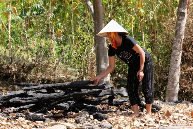 Hàng loạt nhà chứa rơm bị cháy bí ẩn trong đêm - 3