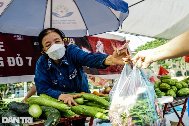 Hà Nội: Chợ lưu động vẫn bình ổn giá dù thị trường leo thang do dịch bệnh - 2