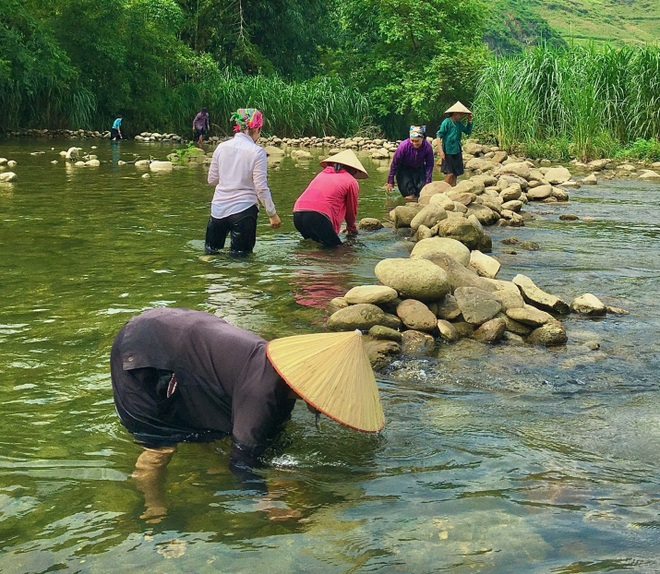 Strange village: Women lift stones, lift skirts to catch fish as strong as athletes - 2