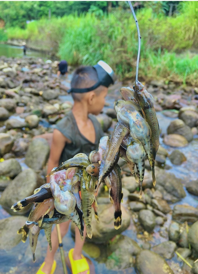 Strange village: Women lift stones and lift skirts to catch fish as strong as athletes - 5