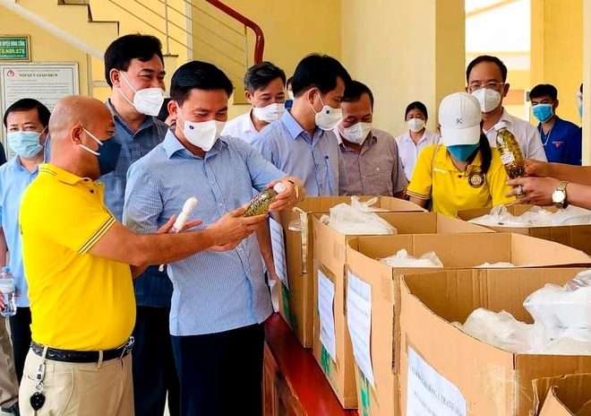 Huy động cả gia đình nấu 20.000 chai nước vối gửi vào khu cách ly - 4 Huy động cả gia đình nấu 20.000 chai nước vối gửi vào khu cách ly - 4
