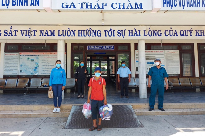 Người đàn ông bị bạn bỏ rơi khi về thăm vợ và cái kết bất ngờ - 3 Người đàn ông bị bạn bỏ rơi khi về thăm vợ và cái kết bất ngờ - 3