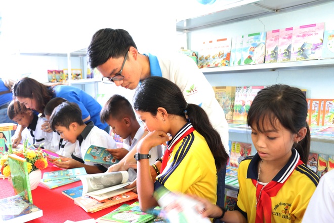 Chàng sinh viên vận động được hàng tỷ đồng hỗ trợ tuyến đầu chống dịch - 2 Chàng sinh viên vận động được hàng tỷ đồng hỗ trợ tuyến đầu chống dịch - 2