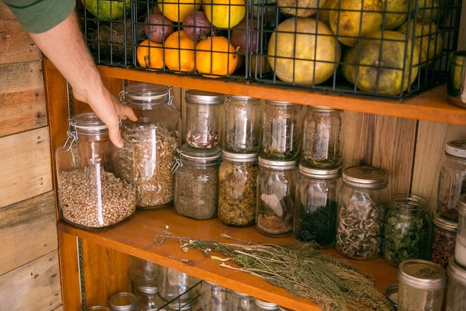 Người đàn ông làm nhà tái chế, đi xe đạp, tự trồng rau sạch vì môi trường - 12