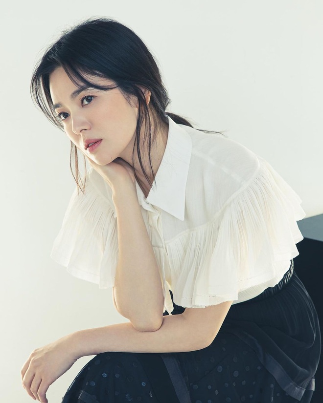 Song Hye Kyo đẹp không tì vết, khoe dáng mình hạc xương mai - 5