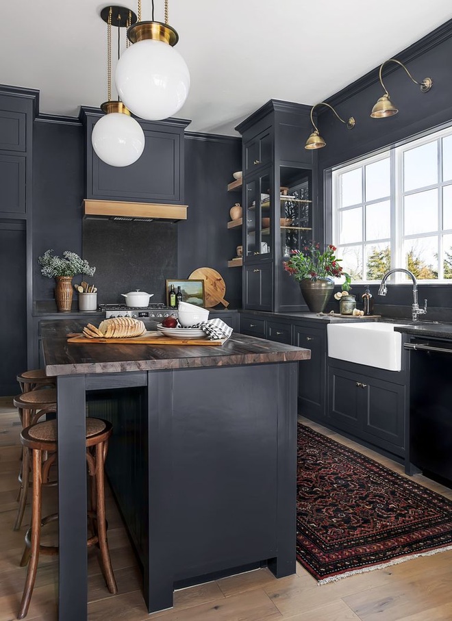 Nội thất căn bếp màu xanh đen với view tuyệt đẹp ra núi rừng - 3