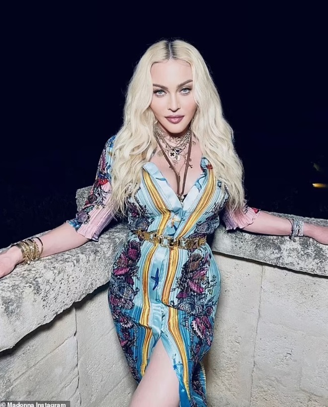 Madonna nắm chặt tay tình trẻ kém 36 tuổi bước đi bên các con gái - 5 Madonna nắm chặt tay tình trẻ kém 36 tuổi bước đi bên các con gái - 5