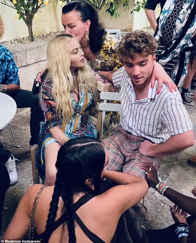 Madonna nắm chặt tay tình trẻ kém 36 tuổi bước đi bên các con gái - 4 Madonna nắm chặt tay tình trẻ kém 36 tuổi bước đi bên các con gái - 4