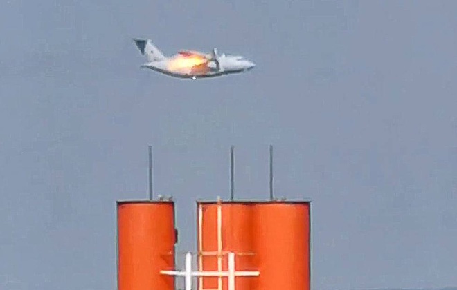 Khoảnh khắc máy bay Nga cháy động cơ, lao xuống đất nổ như cầu lửa - 1
