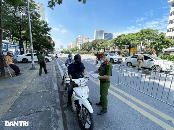 Hà Nội: Hàng loạt xe máy quay đầu bỏ chạy khi gặp chốt kiểm dịch liên ngành - 1 Hà Nội: Hàng loạt xe máy quay đầu bỏ chạy khi gặp chốt kiểm dịch liên ngành - 1