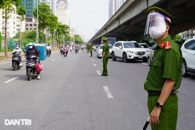 Hà Nội: Hàng loạt xe máy quay đầu bỏ chạy khi gặp chốt kiểm dịch liên ngành - 6 Hà Nội: Hàng loạt xe máy quay đầu bỏ chạy khi gặp chốt kiểm dịch liên ngành - 6