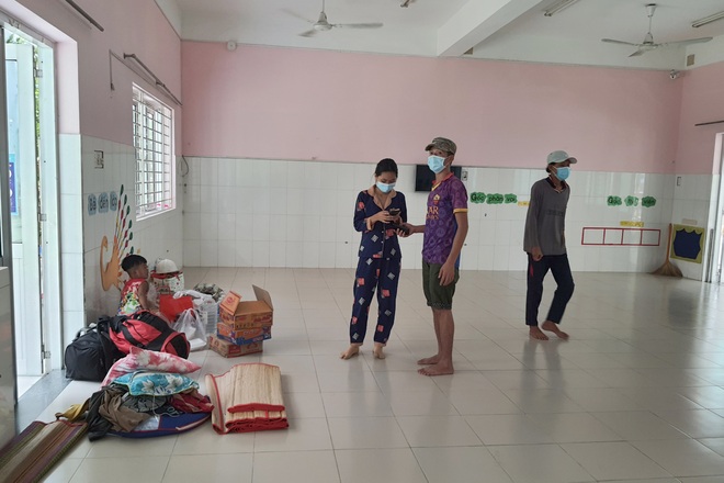 Bé 15 tháng tuổi ngủ gầm cầu cùng ba mẹ chờ ngày về quê - 5 Bé 15 tháng tuổi ngủ gầm cầu cùng ba mẹ chờ ngày về quê - 5