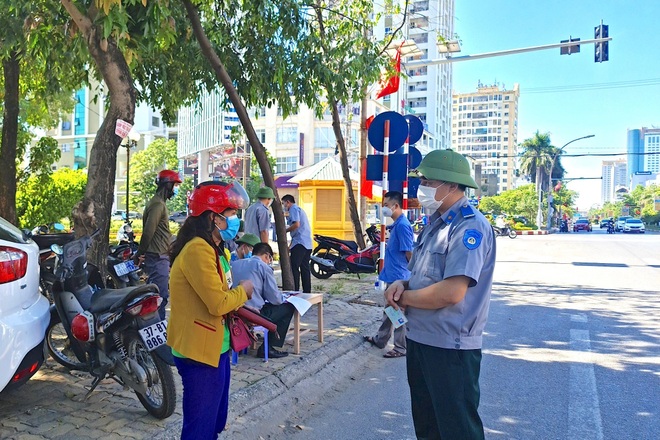 Thành phố đang giãn cách, người dân vẫn viện đủ lý do để ra đường - 7