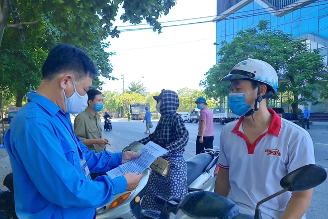 Thành phố đang giãn cách, người dân vẫn viện đủ lý do để ra đường - 6