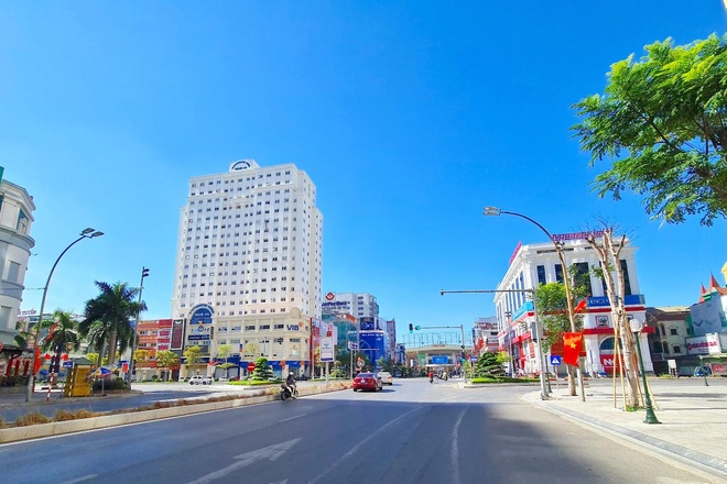 Thành phố đang giãn cách, người dân vẫn viện đủ lý do để ra đường - 9