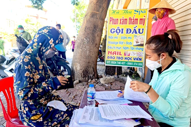 Cháu D. (mặc áo hoa) trú xã Hưng Đông nêu lý do đi thăm ông ốm ở phường Hưng Bình bị Ban chỉ đạo phòng, chống dịch Covid-19 phường Đông Vĩnh xử phạt hành chính 1 triệu đồng vì vi phạm Nghị định 177/2020 của Chính phủ Quy định xử phạt trong lĩnh vực y tế.