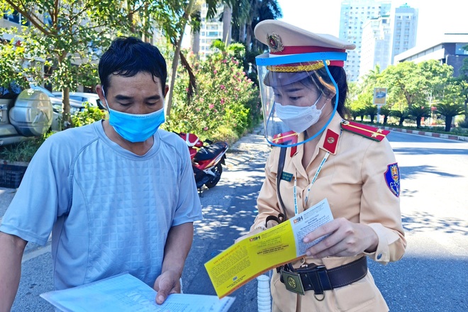 Thành phố đang giãn cách, người dân vẫn viện đủ lý do để ra đường - 4