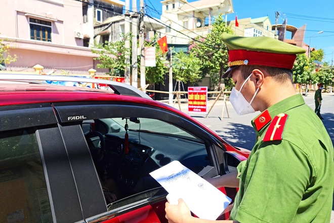 Thành phố đang giãn cách, người dân vẫn viện đủ lý do để ra đường - 3