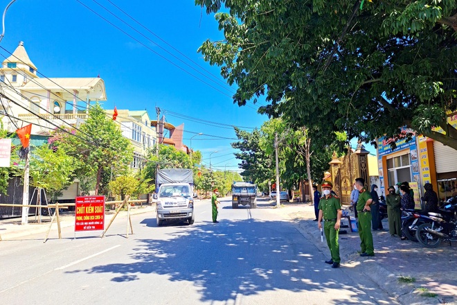 Chốt kiểm tra của UBND phường Đông Vĩnh trên con đường Nguyễn Trường Tộ - huyết mạch giao thông nối với các khu công nghiệp vùng ven thành phố Vinh. 