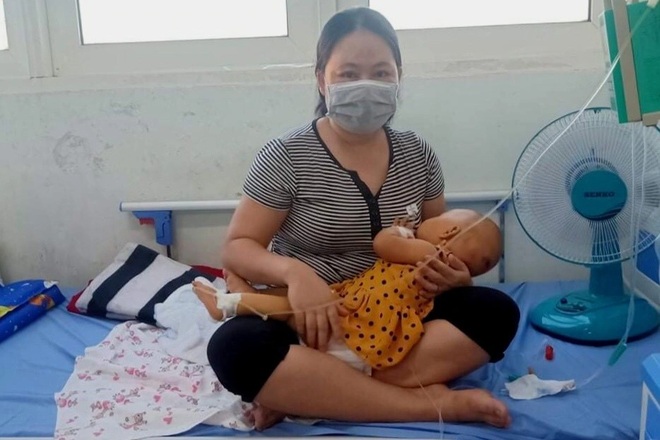 Bé gái 10 tháng tuổi bị cắt một quả thận được giúp đỡ hơn 323 triệu đồng - 2 Bé gái 10 tháng tuổi bị cắt một quả thận được giúp đỡ hơn 323 triệu đồng - 2