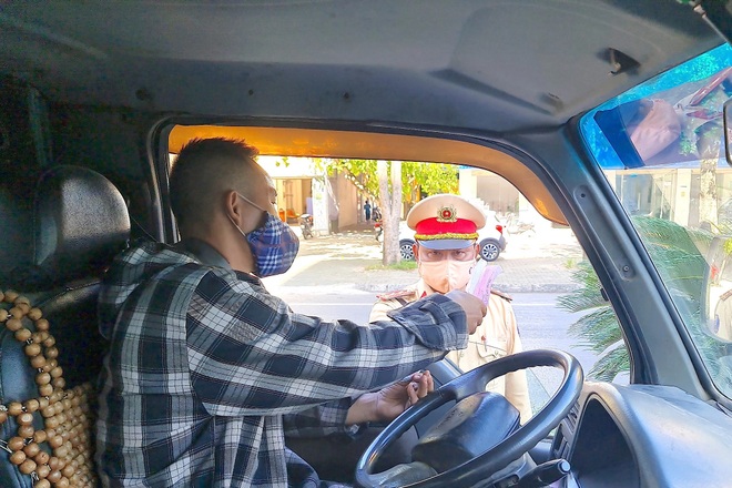 Thành phố đang giãn cách, người dân vẫn viện đủ lý do để ra đường - 5