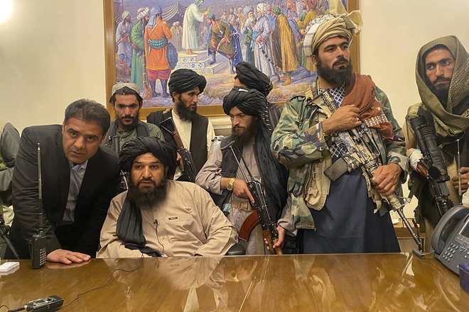 Tổng thống Afghanistan tháo chạy chỉ kịp xỏ dép, mang quần áo - 1 Tổng thống Afghanistan tháo chạy chỉ kịp xỏ dép, mang quần áo - 1