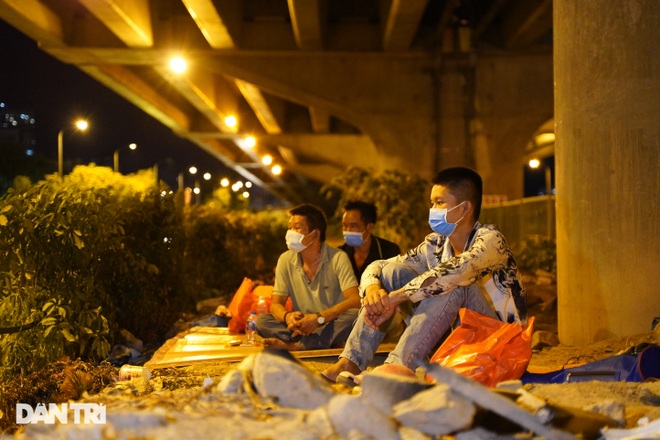 Hết tiền thuê trọ, lao động tự do vất vưởng dưới gầm cầu, vỉa hè ở Hà Nội - 5