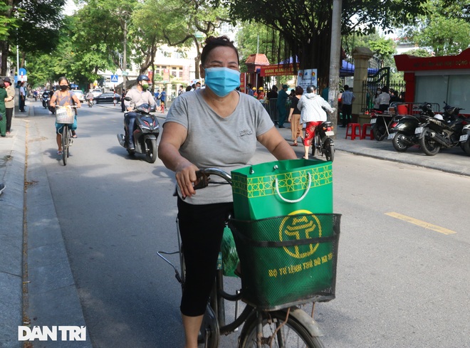Phiên chợ đặc biệt dành cho hàng trăm người khó khăn ở Hà Nội - 9 Phiên chợ đặc biệt dành cho hàng trăm người khó khăn ở Hà Nội - 9
