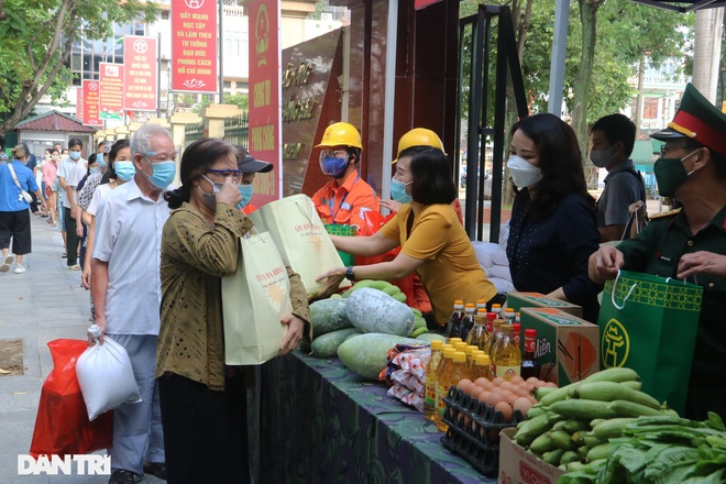 Phiên chợ đặc biệt dành cho hàng trăm người khó khăn ở Hà Nội - 1 Phiên chợ đặc biệt dành cho hàng trăm người khó khăn ở Hà Nội - 1