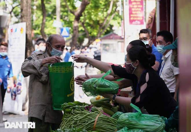Phiên chợ đặc biệt dành cho hàng trăm người khó khăn ở Hà Nội - 4 Phiên chợ đặc biệt dành cho hàng trăm người khó khăn ở Hà Nội - 4