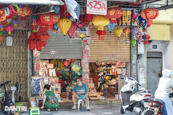 Cận rằm tháng 7: Phố Hàng Mã đìu hiu, vài tiểu thương vẫn hé cửa bán hàng - 3 Cận rằm tháng 7: Phố Hàng Mã đìu hiu, vài tiểu thương vẫn hé cửa bán hàng - 3