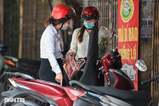 Cận rằm tháng 7: Phố Hàng Mã đìu hiu, vài tiểu thương vẫn hé cửa bán hàng - 7 Cận rằm tháng 7: Phố Hàng Mã đìu hiu, vài tiểu thương vẫn hé cửa bán hàng - 7