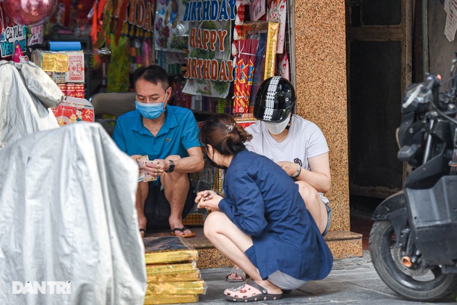 Cận rằm tháng 7: Phố Hàng Mã đìu hiu, vài tiểu thương vẫn hé cửa bán hàng - 4 Cận rằm tháng 7: Phố Hàng Mã đìu hiu, vài tiểu thương vẫn hé cửa bán hàng - 4