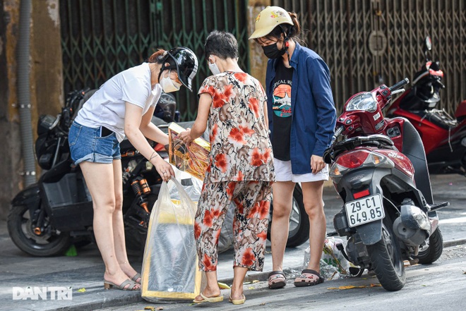 Cận rằm tháng 7: Phố Hàng Mã đìu hiu, vài tiểu thương vẫn hé cửa bán hàng - 9 Cận rằm tháng 7: Phố Hàng Mã đìu hiu, vài tiểu thương vẫn hé cửa bán hàng - 9
