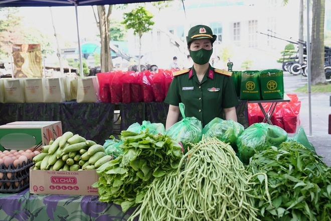 Phiên chợ đặc biệt dành cho hàng trăm người khó khăn ở Hà Nội - 3 Phiên chợ đặc biệt dành cho hàng trăm người khó khăn ở Hà Nội - 3