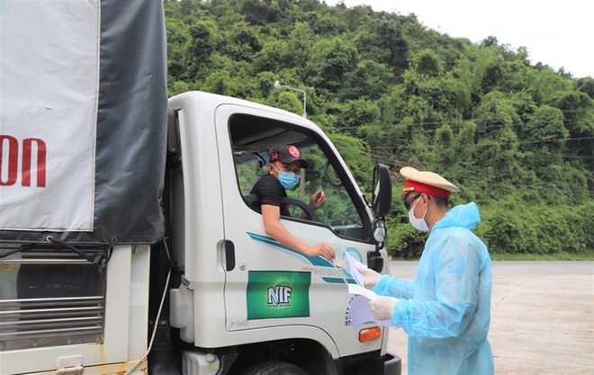 Vĩnh Phúc siết chặt xe chở hàng, Quảng Ninh yêu cầu tiêm đủ 2 mũi vắc xin - 1