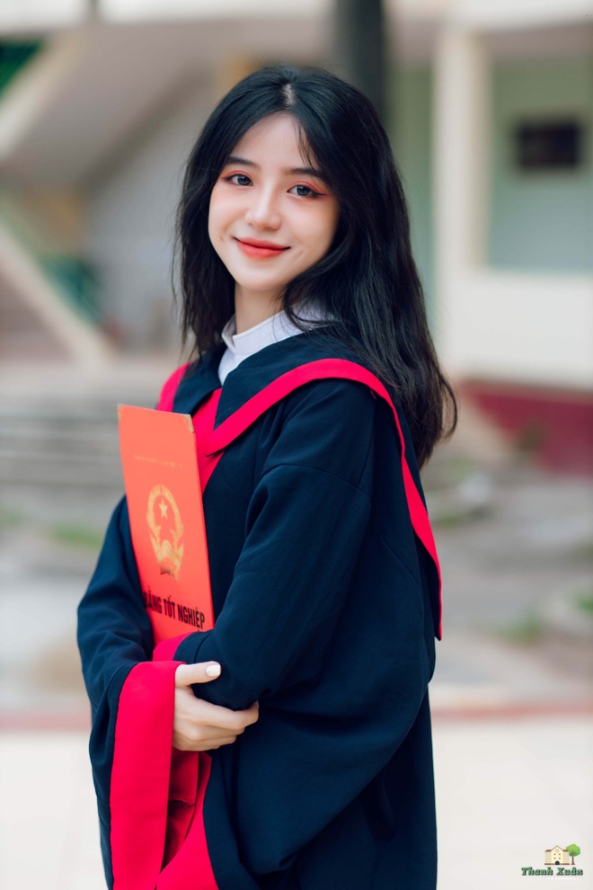 Nữ sinh xứ Thanh bất ngờ nổi tiếng với khoảnh khắc kỷ yếu ngọt ngào - 1 Nữ sinh xứ Thanh bất ngờ nổi tiếng với khoảnh khắc kỷ yếu ngọt ngào - 1