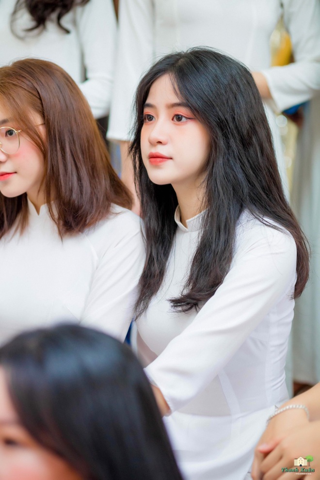 Nữ sinh xứ Thanh bất ngờ nổi tiếng với khoảnh khắc kỷ yếu ngọt ngào - 2 Nữ sinh xứ Thanh bất ngờ nổi tiếng với khoảnh khắc kỷ yếu ngọt ngào - 2