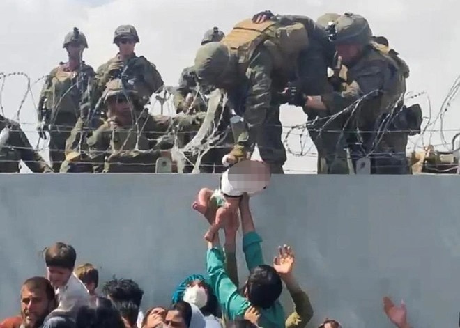 Xôn xao video lính Mỹ chuyền trẻ sơ sinh qua rào thép gai ở sân bay Kabul - 1 Xôn xao video lính Mỹ chuyền trẻ sơ sinh qua rào thép gai ở sân bay Kabul - 1