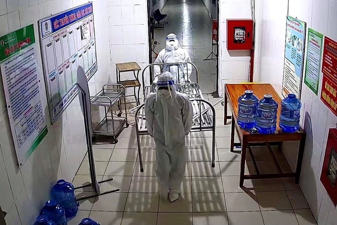 Các nhân viên y tế tại Bệnh viện dã chiến số 2 huyện Nghĩa Đàn kê thêm giường để điều trị cho bệnh nhân. Các nhân viên y tế tại Bệnh viện dã chiến số 2 huyện Nghĩa Đàn kê thêm giường để điều trị cho bệnh nhân.
