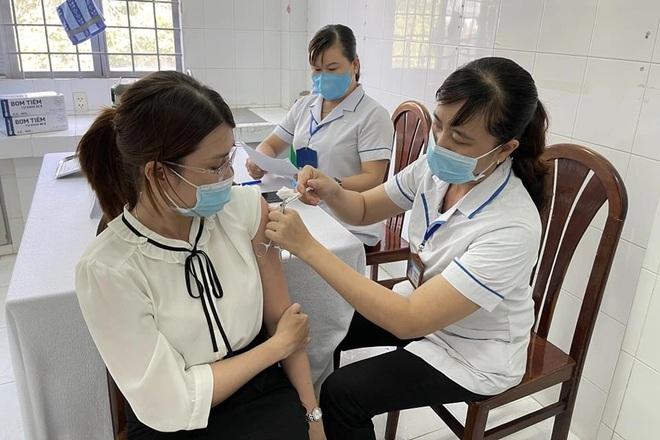 Người dân Tây Ninh ở TPHCM sẽ được tiêm vắc xin Covid-19 trước khi về quê - 1