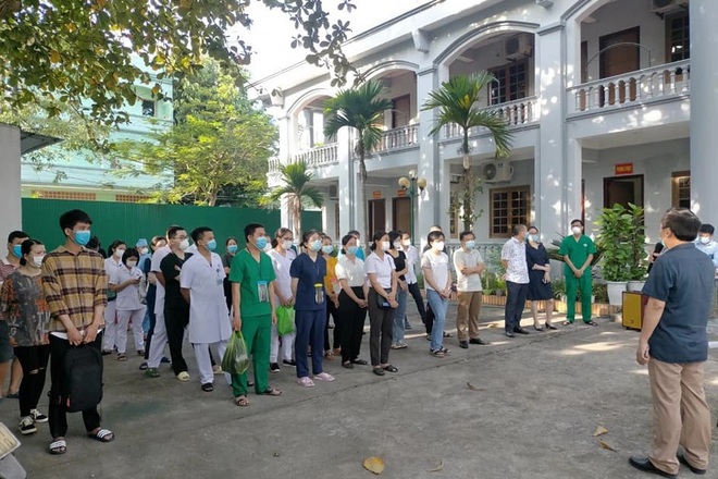 Đội ngũ y, bác sĩ tại Bệnh viện dã chiến số 3, thị xã Cửa Lò tập huấn công tác điều trị cho bệnh nhân. Đội ngũ y, bác sĩ tại Bệnh viện dã chiến số 3, thị xã Cửa Lò tập huấn công tác điều trị cho bệnh nhân.