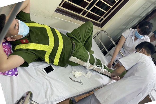 Tìm chỗ hút thuốc lào, nam thanh niên vung điếu vào mặt cán bộ kiểm dịch - 3 Tìm chỗ hút thuốc lào, nam thanh niên vung điếu vào mặt cán bộ kiểm dịch - 3